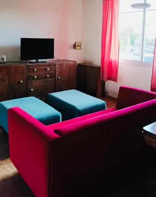 a living room with a couch and a tv at Colorido departamento planta alta in Río Tercero