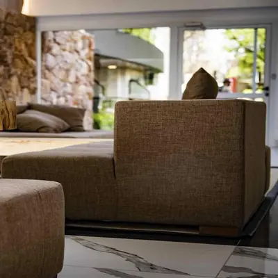 a couch with a cat sitting on it in a living room at Veneto Village Dpto T3 1 K in Villa Parque Siquiman