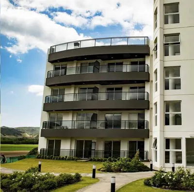 a tall apartment building with a balcony at Veneto Village Dpto T3 1 K in Villa Parque Siquiman