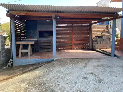 a wooden pavilion with a wooden table in it at Departamento El Delfín in Tanti