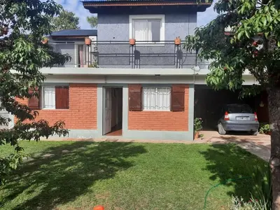 a house with a car parked in front of it at CASA PARA 6 PERSONAS - Mis Dos Soles in Mina Clavero
