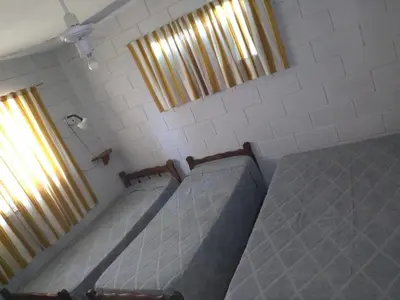 a room with a bed in a room with windows at La estrella Anisacate in Villa Anizacate