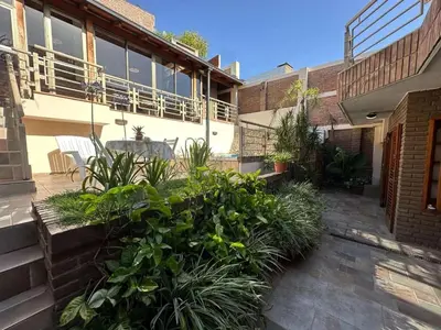 a courtyard of a house with plants at Casa en CORDOBA in Cordoba