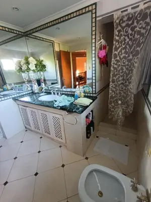 a bathroom with a sink and a large mirror at Bienvenidos a casa in Cordoba