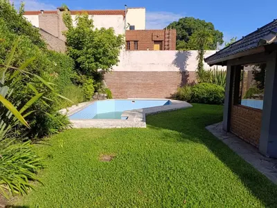 a backyard with a swimming pool in the grass at Bienvenidos a casa in Cordoba