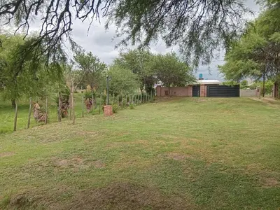 a large yard with a house in the background at Casa Camila in Villa Cura Brochero