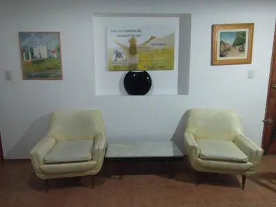 a waiting room with two chairs and a couch at Descanso en Tanti - Turismo y Bienestar in Tanti