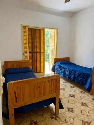 a bedroom with two beds and a window at Chalet con Piscina, a 100 m del Río, Familias in Villa Carlos Paz