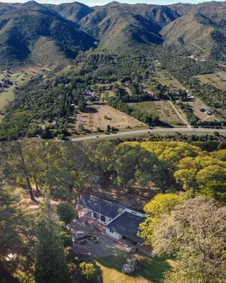 an aerial view of a house with mountains in the background at Paraiso en el Manantial in Villa General Belgrano