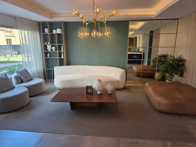 a living room with a white couch and a table at Opera Park en Barrio Las Rosas in Cordoba