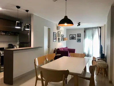 a kitchen and a dining room with a table and chairs at NUEVA CORDOBA, Zona PLAZA ESPAÑA PARQUE SARMIENTO in Cordoba