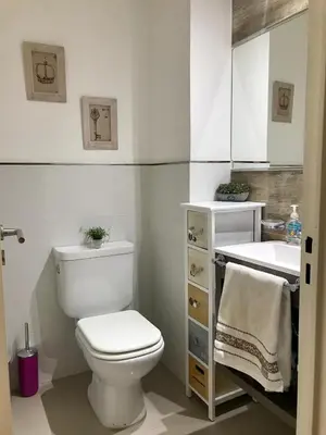 a bathroom with a white toilet and a sink at NUEVA CORDOBA, Zona PLAZA ESPAÑA PARQUE SARMIENTO in Cordoba