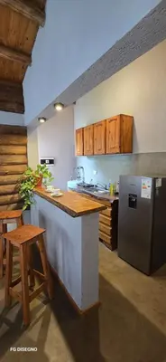 a kitchen with a counter top and a refrigerator at Ilusión tunkelen in Merlo