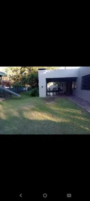 a building with a picnic table in a yard at Sueños Del Valle in Villa Anizacate