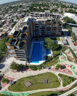 an aerial view of a building with a swimming pool at Hermoso Departamento en Opera Plaza al lado de Quality Espacios in Cordoba