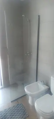 a bathroom with a shower and a toilet and a sink at Hermoso Departamento en Opera Plaza al lado de Quality Espacios in Cordoba
