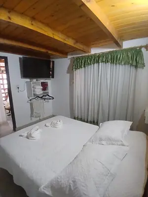 a bedroom with a large white bed with a window at Apart La Jose in Río Cuarto