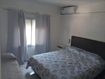 a bedroom with a bed and a window at Ein gutes Haus in Mina Clavero