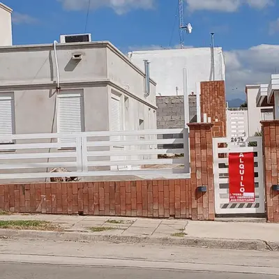 a white fence on the side of a building at Ein gutes Haus in Mina Clavero