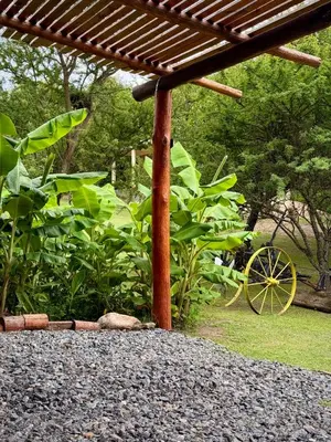 a wooden stand with a wooden wagon in a garden at Casas de campo Traslasierra in Villa Cura Brochero