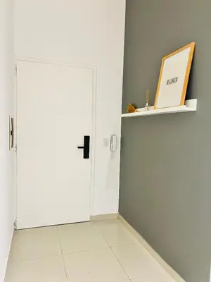 a room with a white door and a shelf at Estadio Kempes Valle escondido Centro de Convenciones Amplio y Luminoso in Cordoba