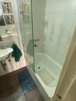 a bathroom with a shower and a sink at Piso Ejecutivo PREMIUM in Cordoba