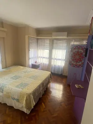 a bedroom with a bed in a room with windows at Piso Ejecutivo PREMIUM in Cordoba