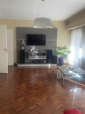 a living room with a wooden floor and a flat screen tv at Piso Ejecutivo PREMIUM in Cordoba