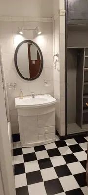 a bathroom with a sink and a mirror at Departamento Grande 3 Dormitorios con Cochera in Cordoba