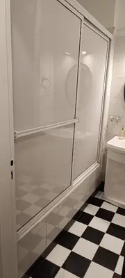 a shower in a bathroom with a black and white checkered floor at Departamento Grande 3 Dormitorios con Cochera in Cordoba