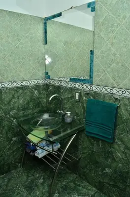 a bathroom with a sink and a mirror at Casa con hermosa vista al lago in Villa Carlos Paz