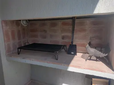 a room with a bed on top of a wall at Departamento céntrico a cuadras del lago san roque in Villa Carlos Paz