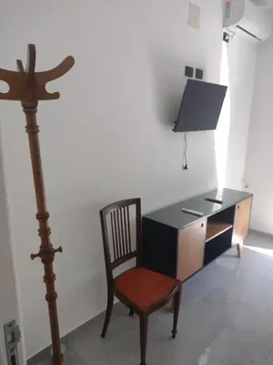 a desk and a chair in a room at Departamento céntrico a cuadras del lago san roque in Villa Carlos Paz