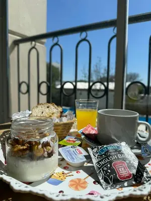 a table with a jar of food and a glass of orange juice at Apart France - Dos Dormitorios - Cochera, gim, piscina y spa in Río Cuarto