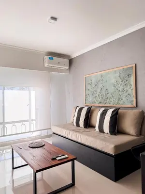 a living room with a couch and a table at Apart France - Dos Dormitorios - Cochera, gim, piscina y spa in Río Cuarto