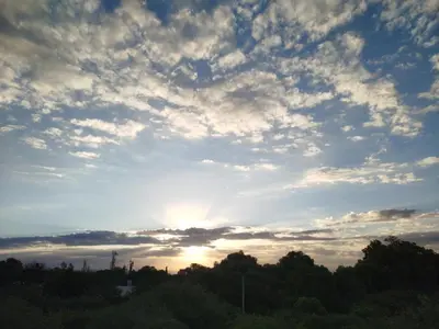 a cloudy sky with the sun in the sky at Entre Tanto in Luyaba