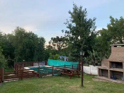 a ping pong table in the backyard of a house at Carlos Paz Casa con pileta cerca Río y Centro in Villa Carlos Paz