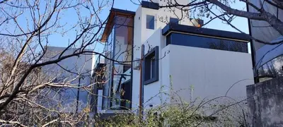 a white building with a window on the side of it at Homer Renata Goethe 1197 Villa Carlos Paz, Córdoba in Villa del Lago