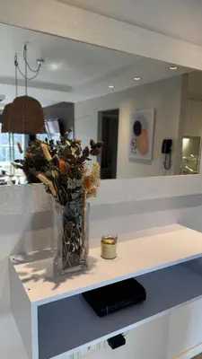 a vase with flowers on a counter in a room at Departamento centro Rio Cuarto con Cochera in Río Cuarto
