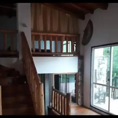 Chalet de piedra y madera