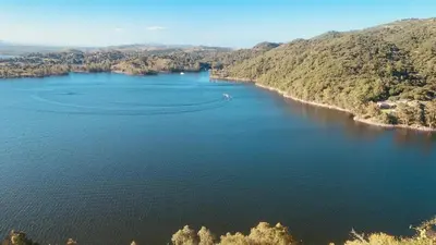 an aerial view of a lake with a boat in it at Casa para 5 personas a 1 cuadra del río los Reartes in Villa Ciudad Parque