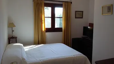 a bedroom with a bed and a window at Hotel San Huberto Tenis in Nono