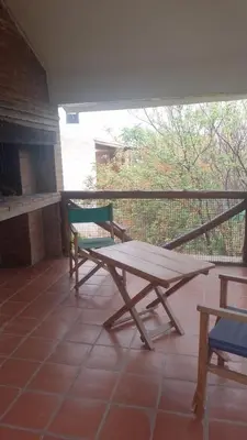 a patio with a picnic table and chairs on a balcony at Cabañas El Molinillo in Nono