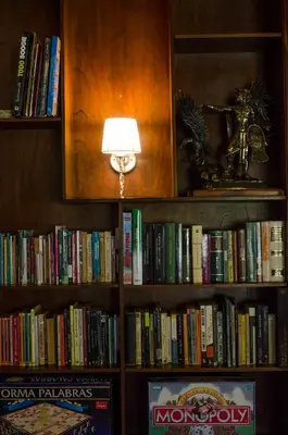 a book shelf full of books with a lamp on it at Quebrada Mansa in Nono
