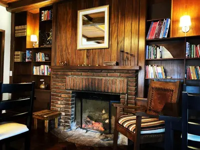 a living room with a fireplace and a mirror at Quebrada Mansa in Nono