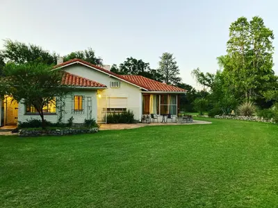 a house with a large lawn in front of it at Quebrada Mansa in Nono