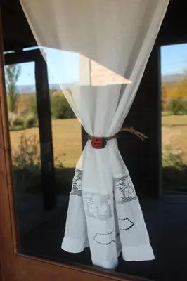 a window with a curtain in a room at Refugio Del Guira Guira in Los Reartes