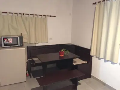 a small table in a room with a microwave at Complejo El Faro in Santa Rosa de Calamuchita