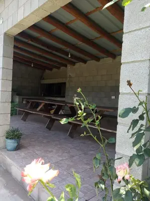 a patio with a picnic table in a building at Casas Cordoba in Villa Parque Siquiman