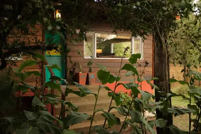 a small house with a window and a door at Samsara Traslasierra in Los Hornillos